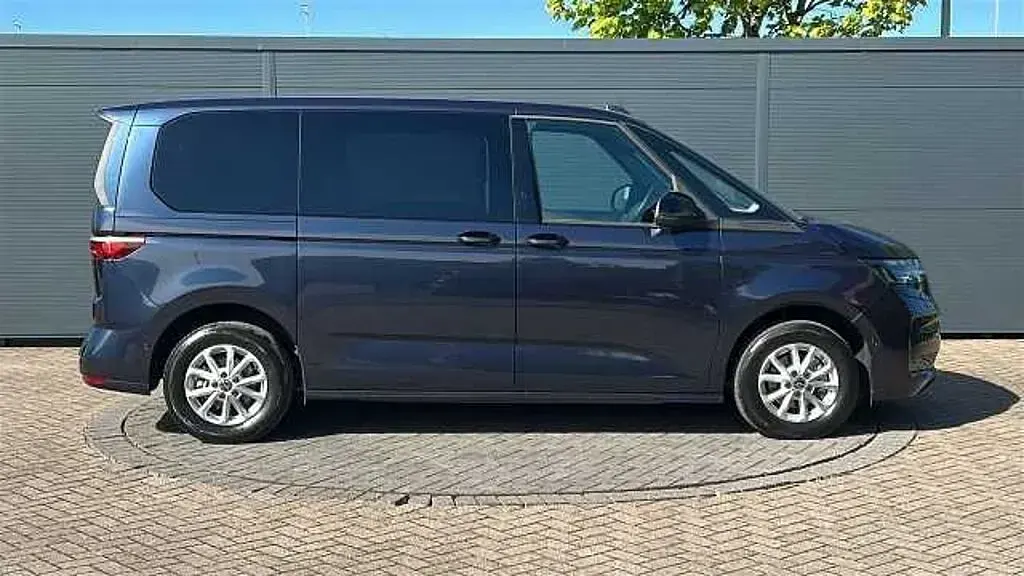 Begagnad VW Multivan Life 150 HK (110 kW) 2025 Blå Minibuss