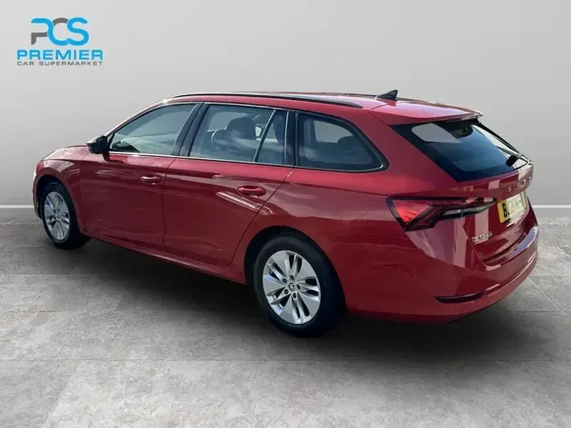 Usado Skoda Octavia SE Technology 2021 Rojo Familiar