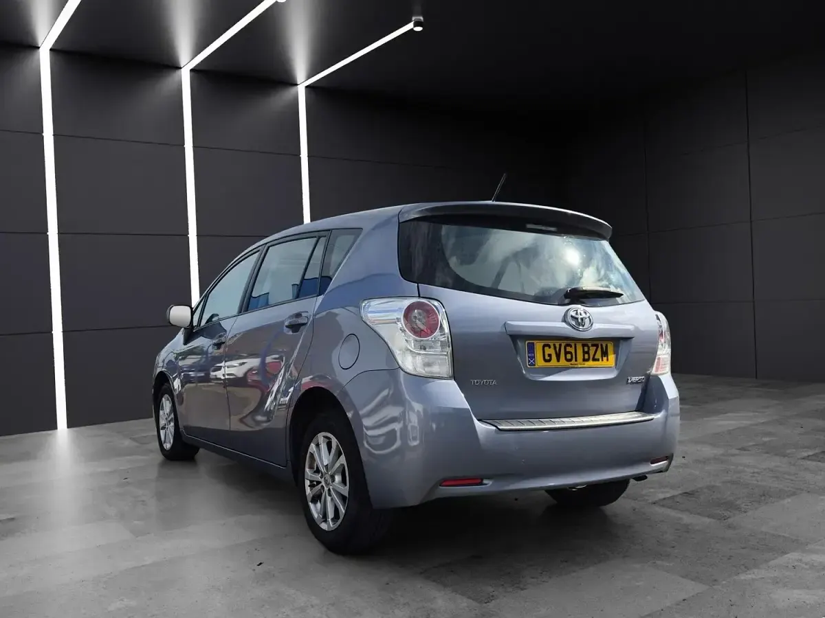 Used Toyota Verso 132 HP (97 kW) 2011 Blue MPV