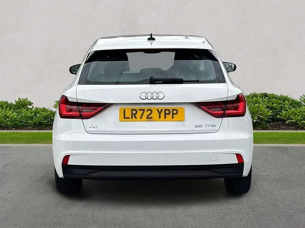 Käytetty Audi A1 Premium 94 HP (69 kW) 2022 Valkoinen Katumaasturi