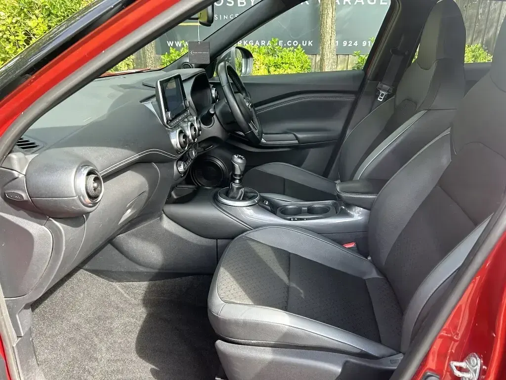 Used Nissan Juke N-Connecta 114 HP (83 kW) 2023 Red SUV