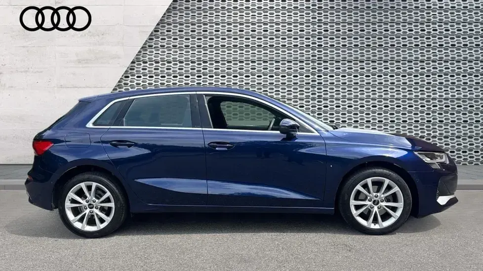 Używany Audi A3 Sport 116 KM (85 kW) 2025 Niebieski Hatchback