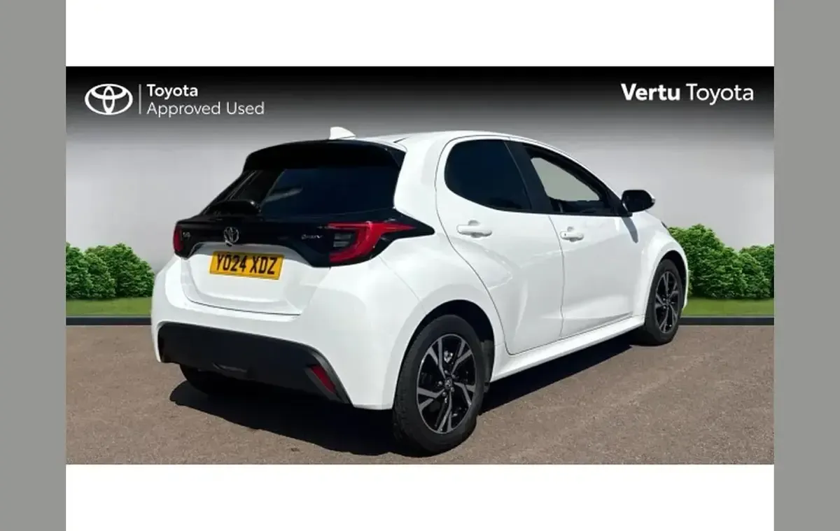Used Toyota Yaris Design 116 HP (85 kW) 2024 White Hatchback