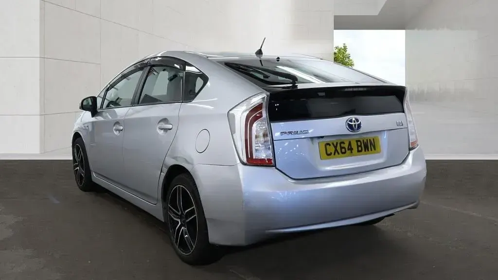 Used Toyota Prius 70 HP (51 kW) 2014 Silver Hatchback