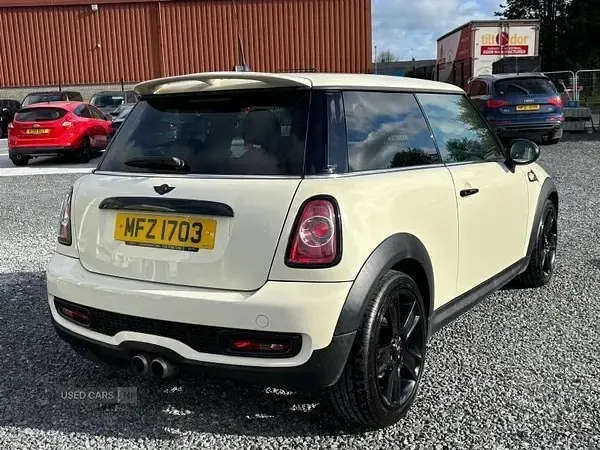 Begagnad Mini Cooper S Hatch 184 HK (135 kW) 2012 Vit Halvkombi