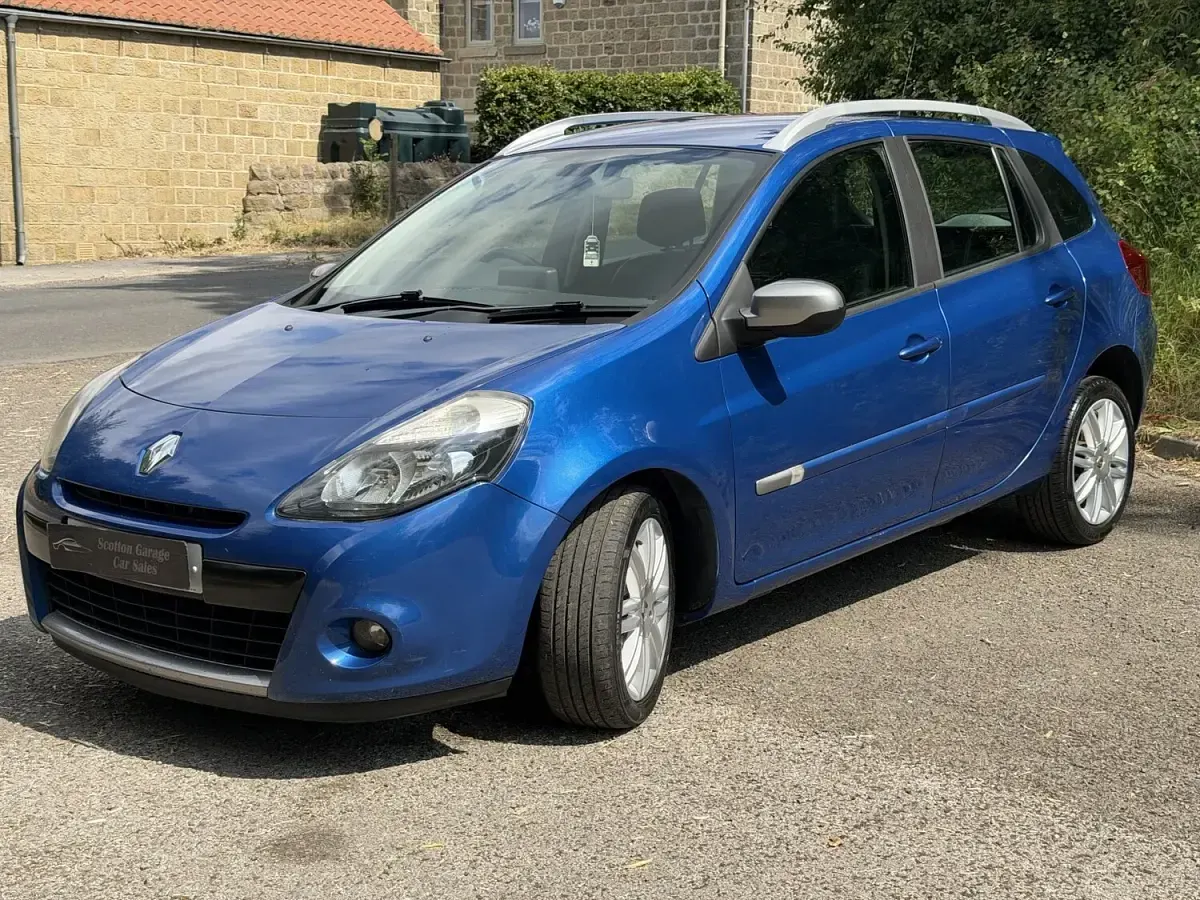 Used Renault Clio Dynamique 112 HP (82 kW) 2011 Blue Estate
