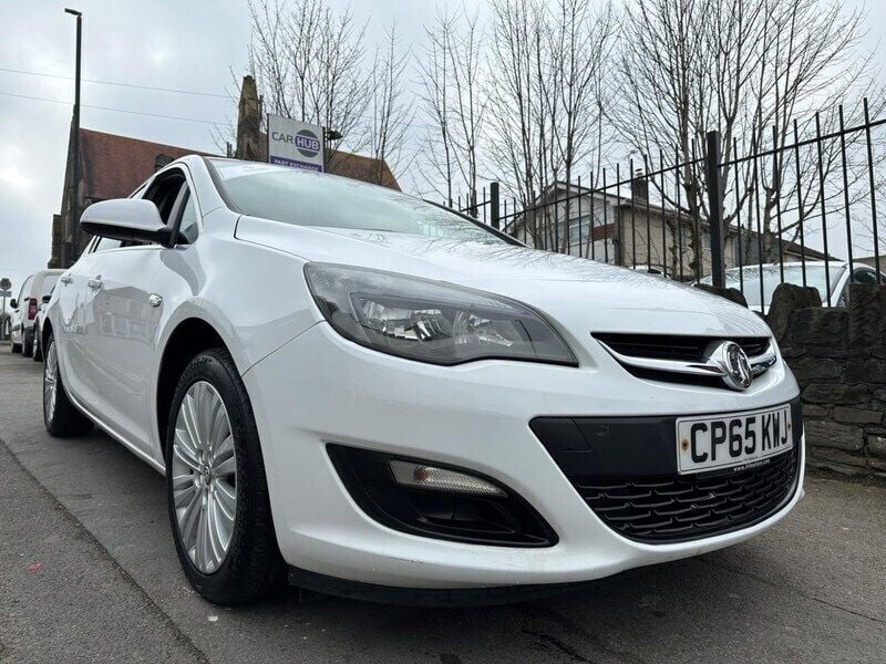 White Used 2015 Vauxhall Astra Excite Hatchback | £2,995 (Good price) - Image 1/4