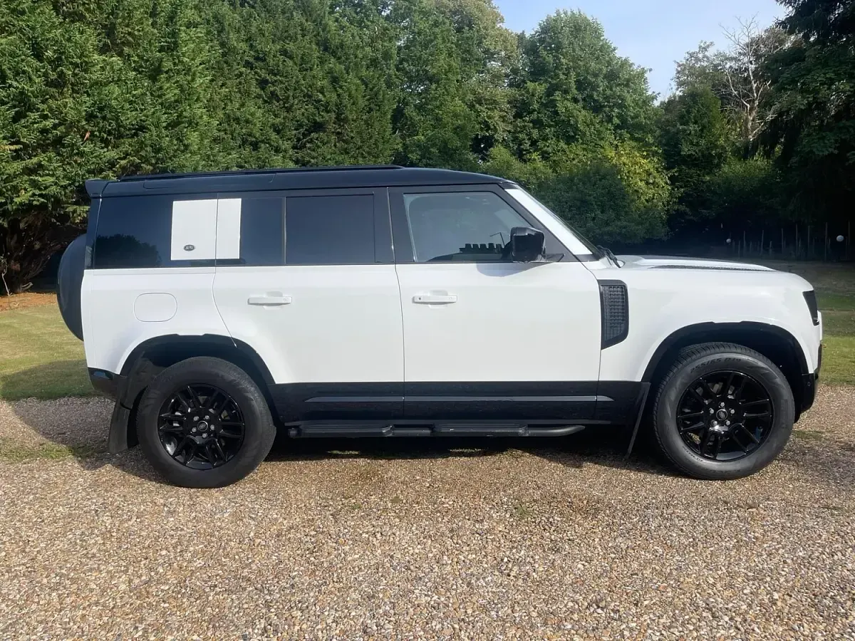 Used Land Rover Defender SE Dynamic 250 HP (183 kW) 2023 White SUV