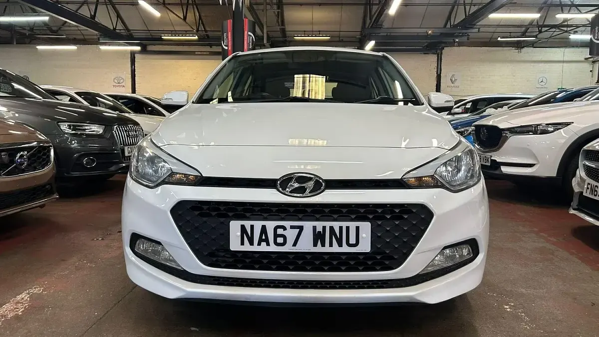 Used Hyundai i20 SE 84 HP (61 kW) 2017 White Hatchback
