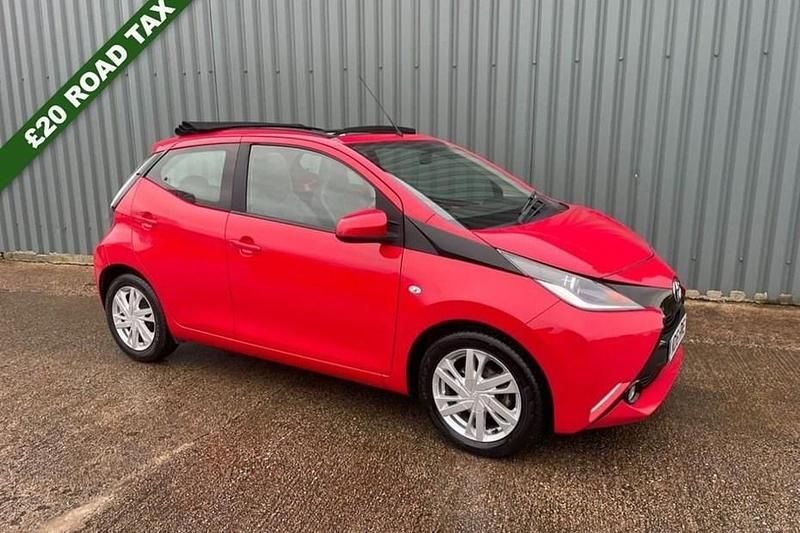Used Toyota Aygo x-press 68 HP (50 kW) 2016 Red Hatchback