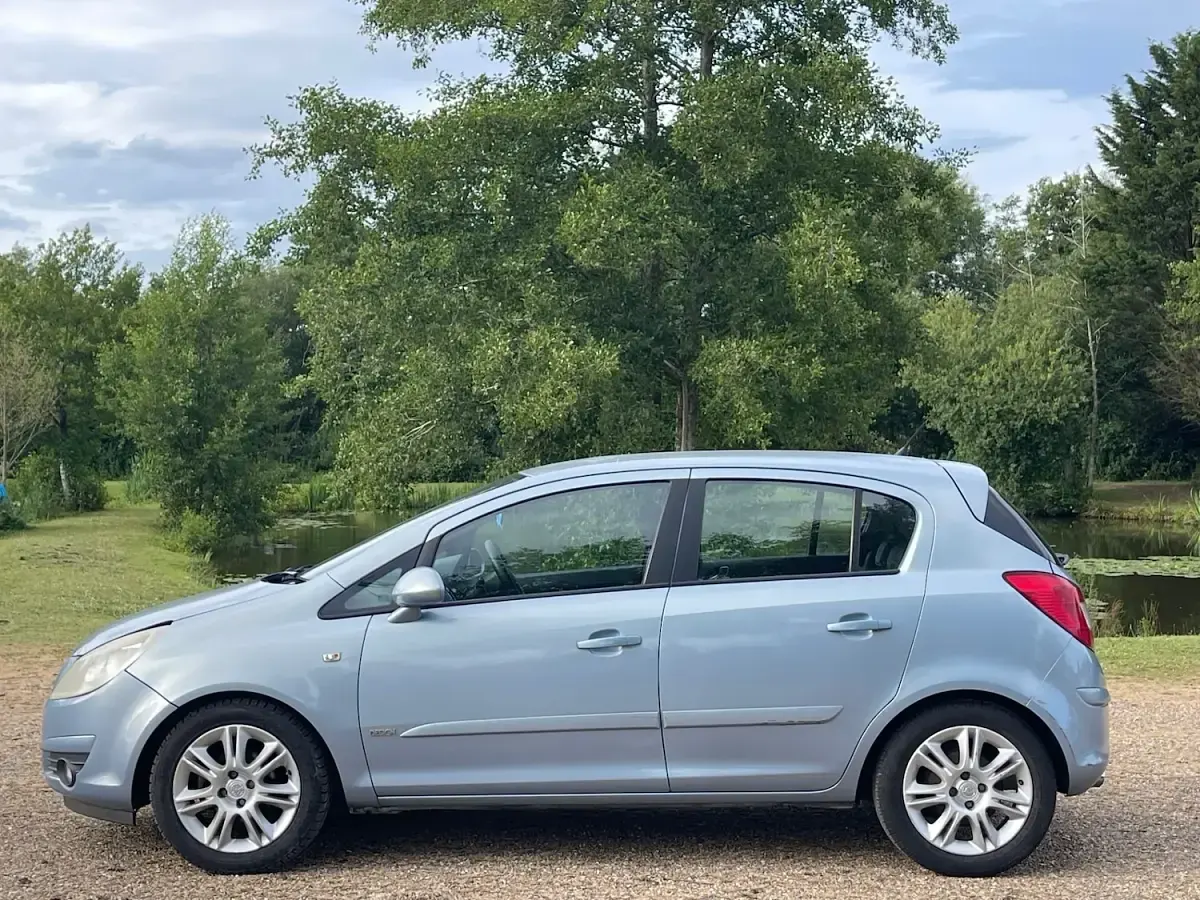 Used Vauxhall Corsa Design Edition 90 HP (66 kW) 2007 Blue Hatchback