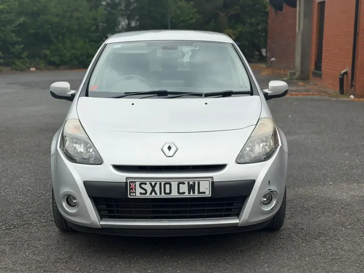 Used Renault Clio Privilege 86 HP (63 kW) 2010 Silver Hatchback