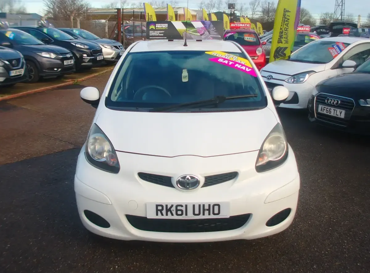 Used Toyota Aygo 68 HP (50 kW) 2011 White Hatchback