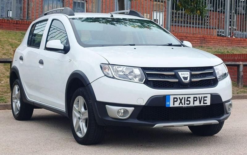 White Used 2015 Dacia Sandero Lauréate Hatchback | £3,000 (Good price) - Image 1/4