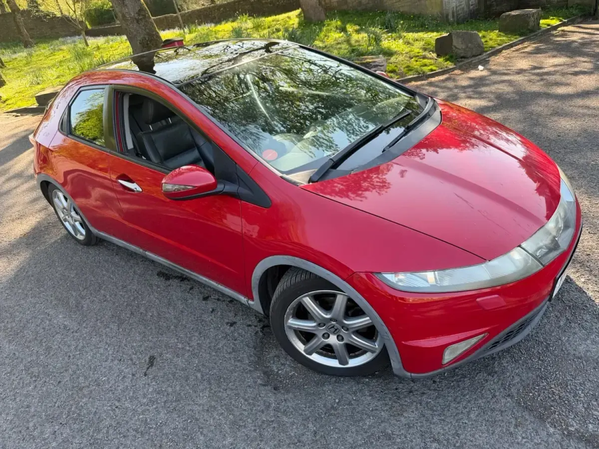 Begagnad Honda Civic EX 140 HK (102 kW) 2006 Röd Halvkombi