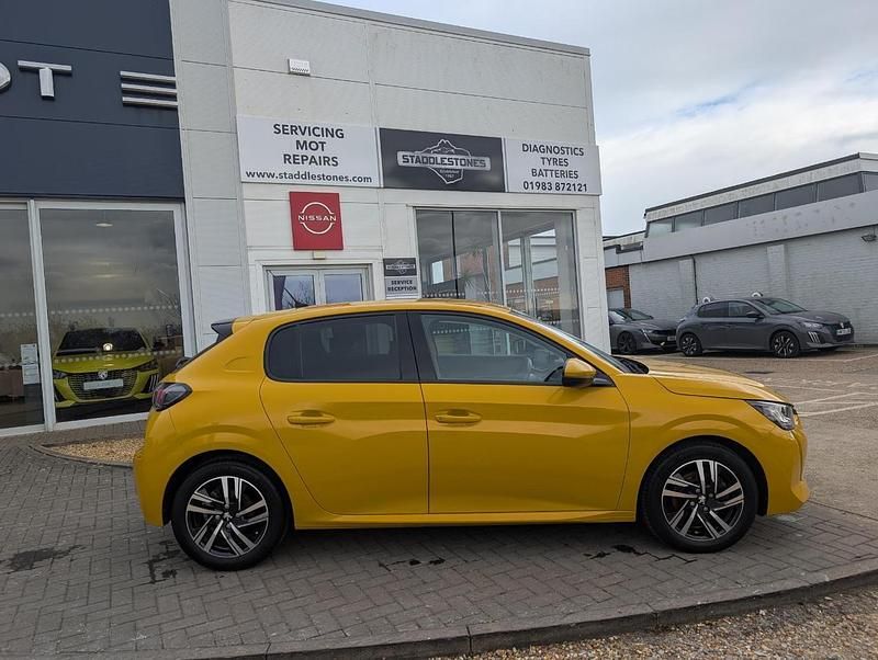 Used Peugeot 208 Allure Premium 100 HP (73 kW) 2021 Yellow Hatchback
