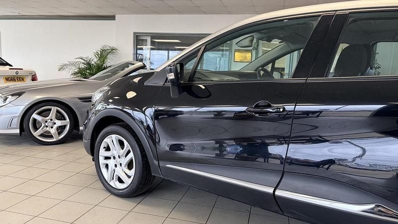 Used Renault Captur Dynamique 90 HP (66 kW) 2017 Black SUV