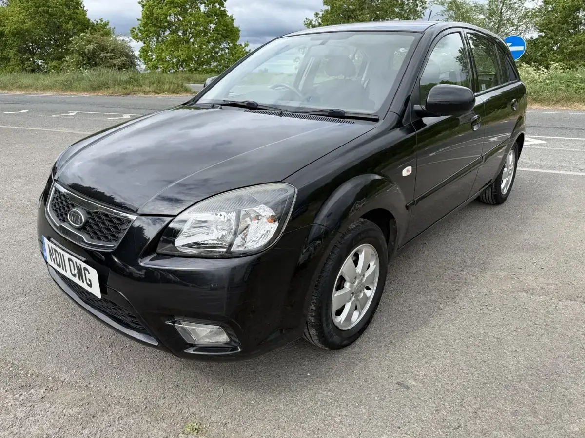 Usado Kia Rio 95 HP (69 kW) 2011 Preto Citadino