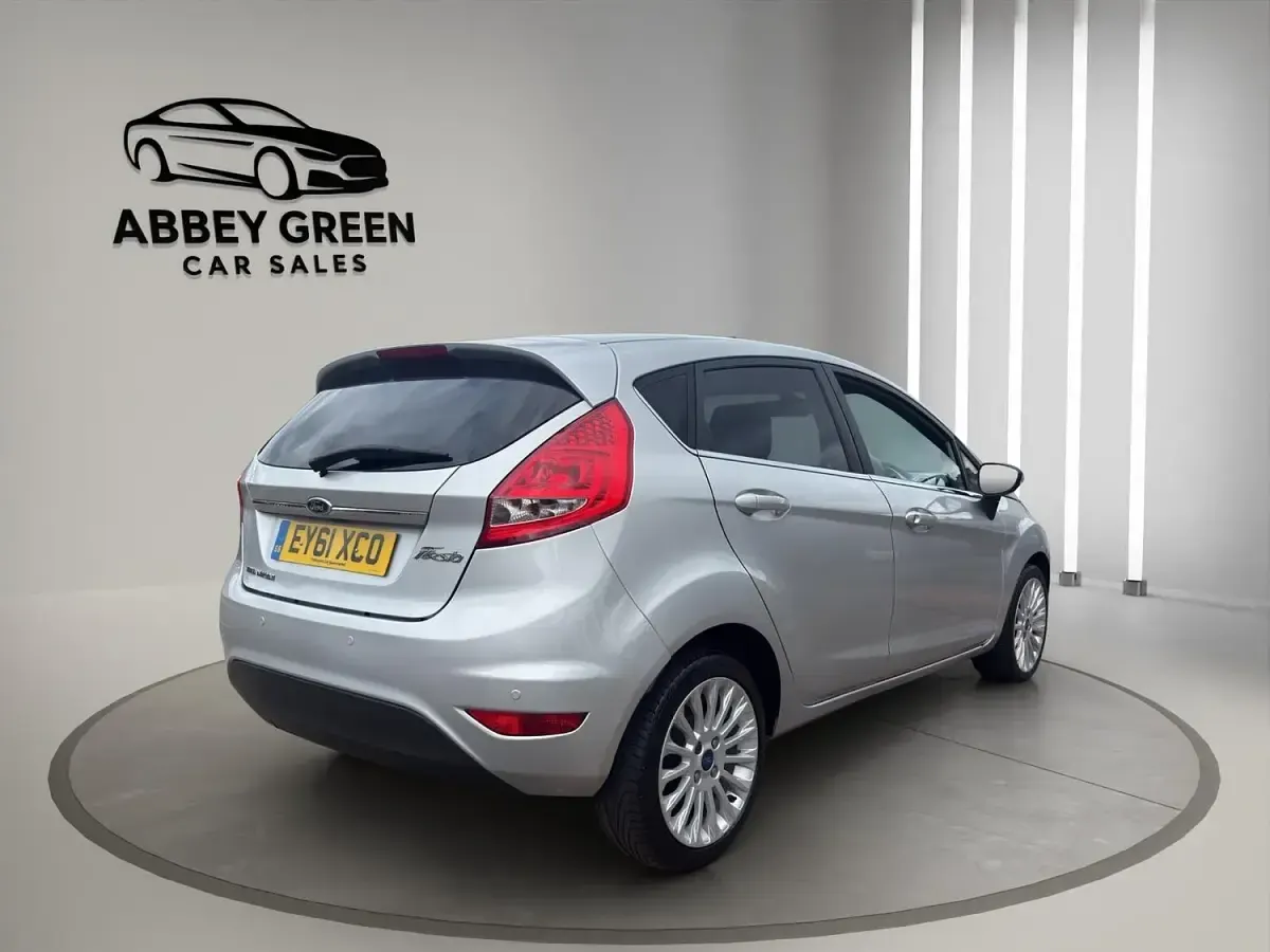 Used Ford Fiesta Titanium 95 HP (69 kW) 2011 Silver Hatchback