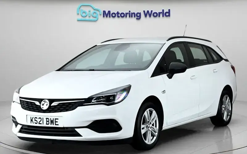 Used Vauxhall Astra Business Edition 122 HP (89 kW) 2021 White Estate