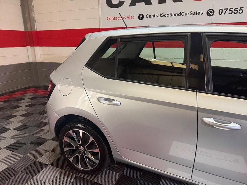 Usado Skoda Fabia SE Drive 60 HP (44 kW) 2021 Prateado Citadino