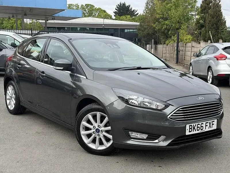 Used Ford Focus Titanium 125 HP (91 kW) 2016 Grey Hatchback