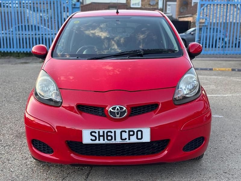 Usado Toyota Aygo 68 CV (50 kW) 2011 Rojo Utilitario