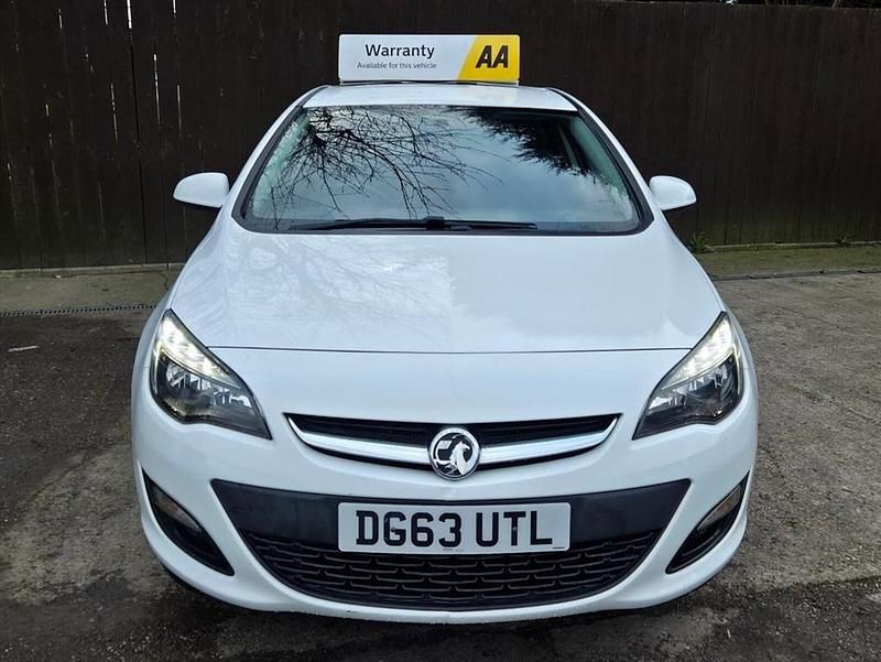 Used Vauxhall Astra 2013 White Hatchback