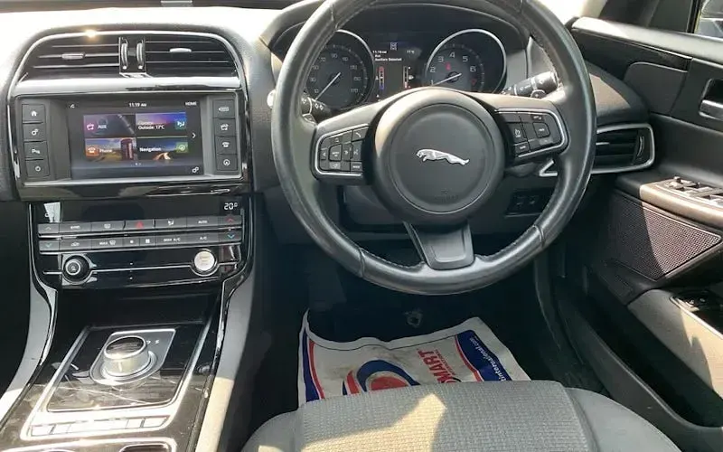 Used Jaguar XE SE 200 HP (147 kW) 2015 Black Sedan