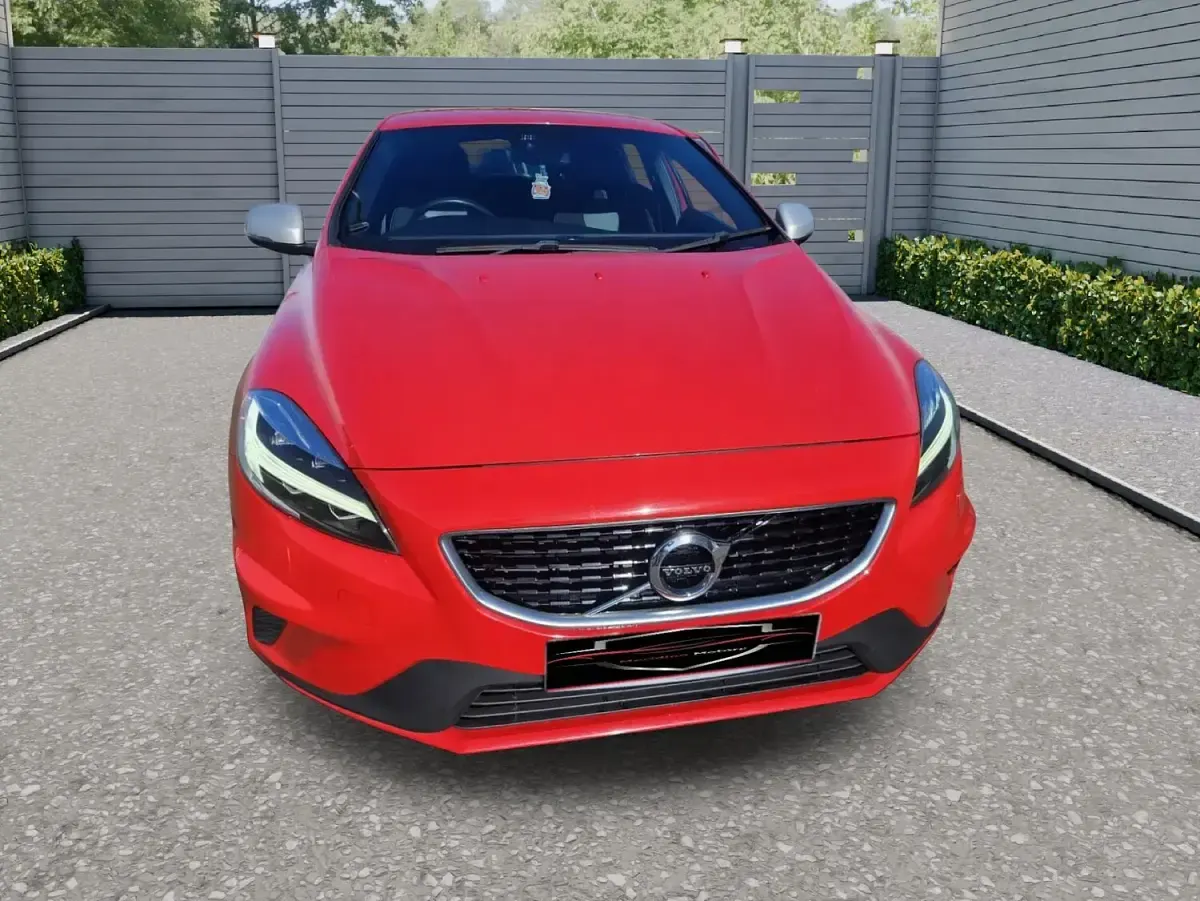Used Volvo V40 R-Design 122 HP (89 kW) 2018 Red Hatchback