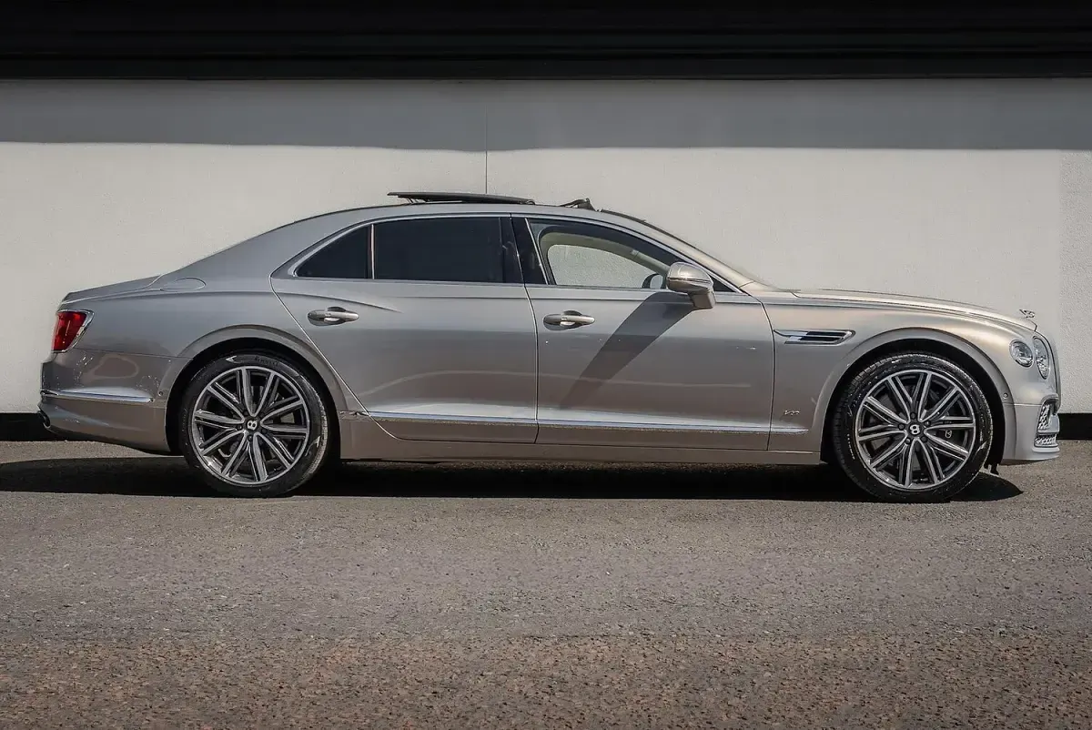 Used Bentley Flying Spur 550 HP (404 kW) 2021 Silver Sedan