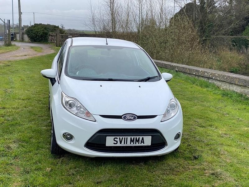 Used Ford Fiesta Zetec 82 HP (60 kW) 2011 White Hatchback