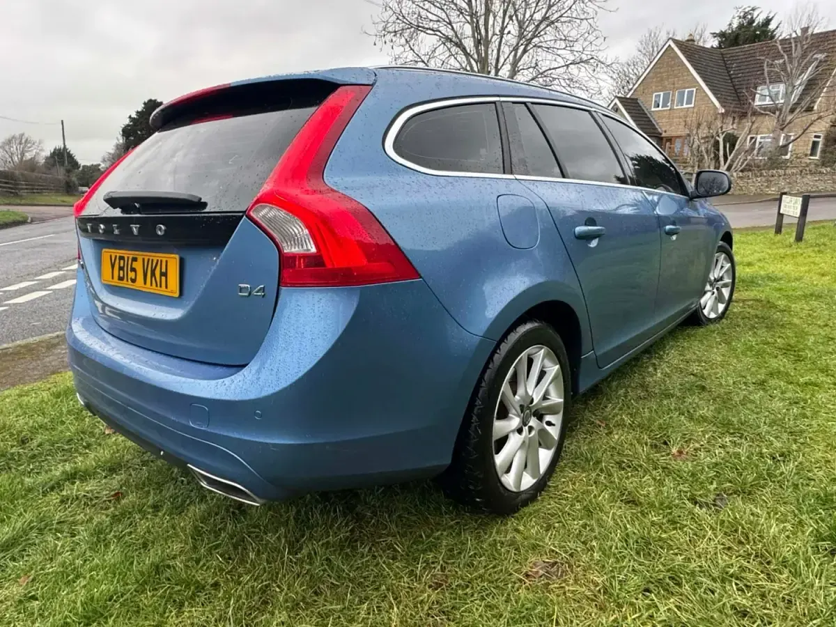 Usado Volvo V60 SE Lux 2015 Azul Carrinha