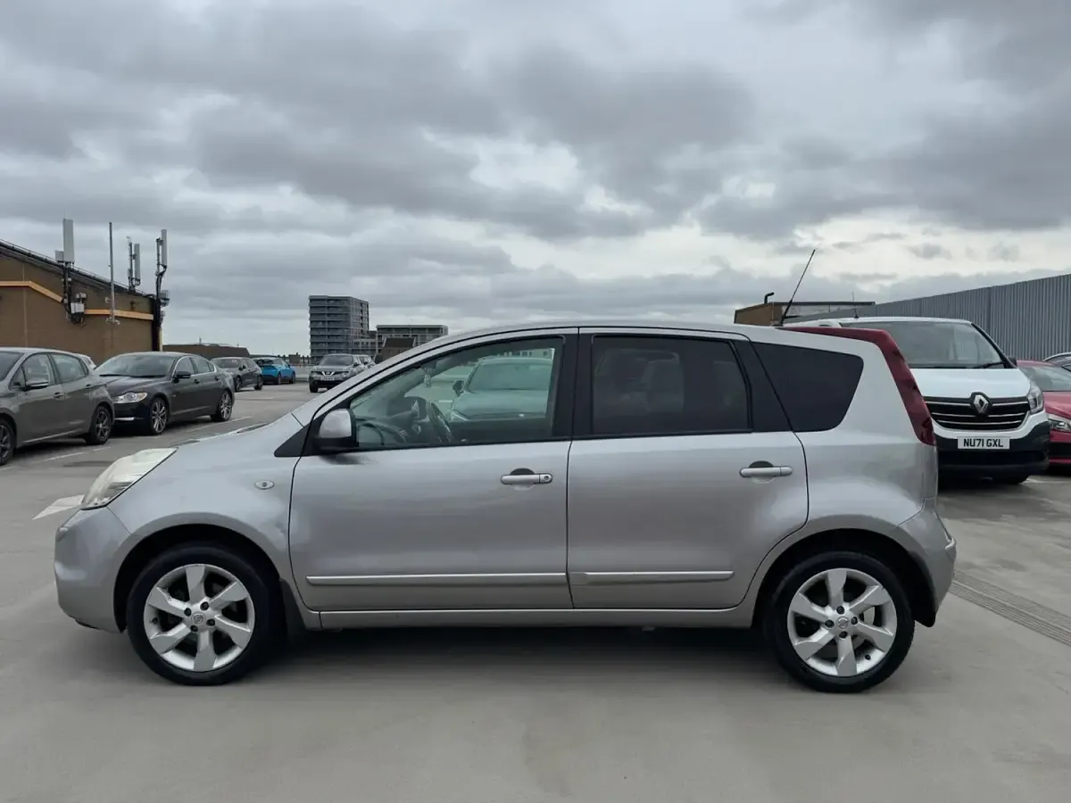 Used Nissan Note Tekna 110 HP (80 kW) 2010 Silver Hatchback