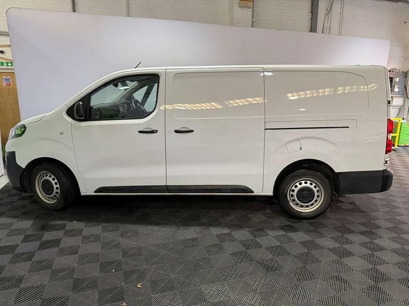 Used Vauxhall Vivaro S 100 HP (73 kW) 2023 White MPV