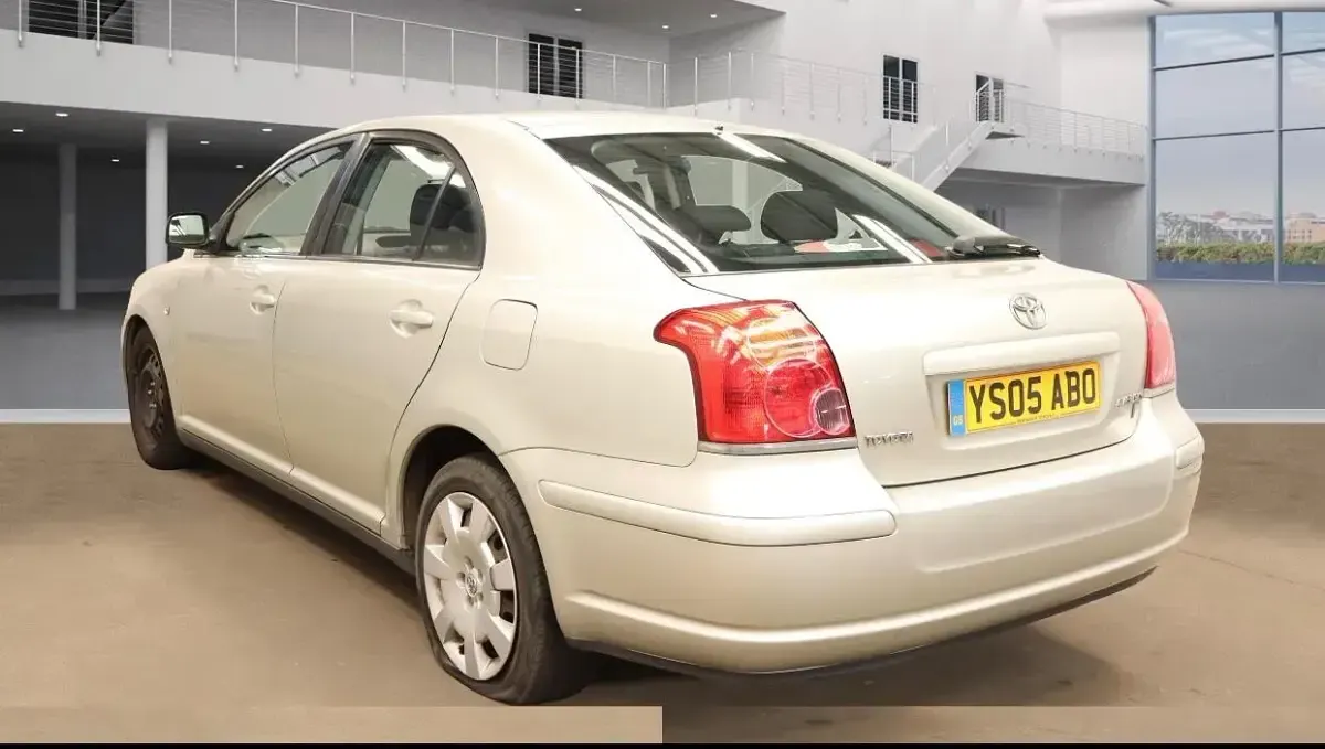 Used Toyota Avensis 129 HP (94 kW) 2005 Silver Hatchback