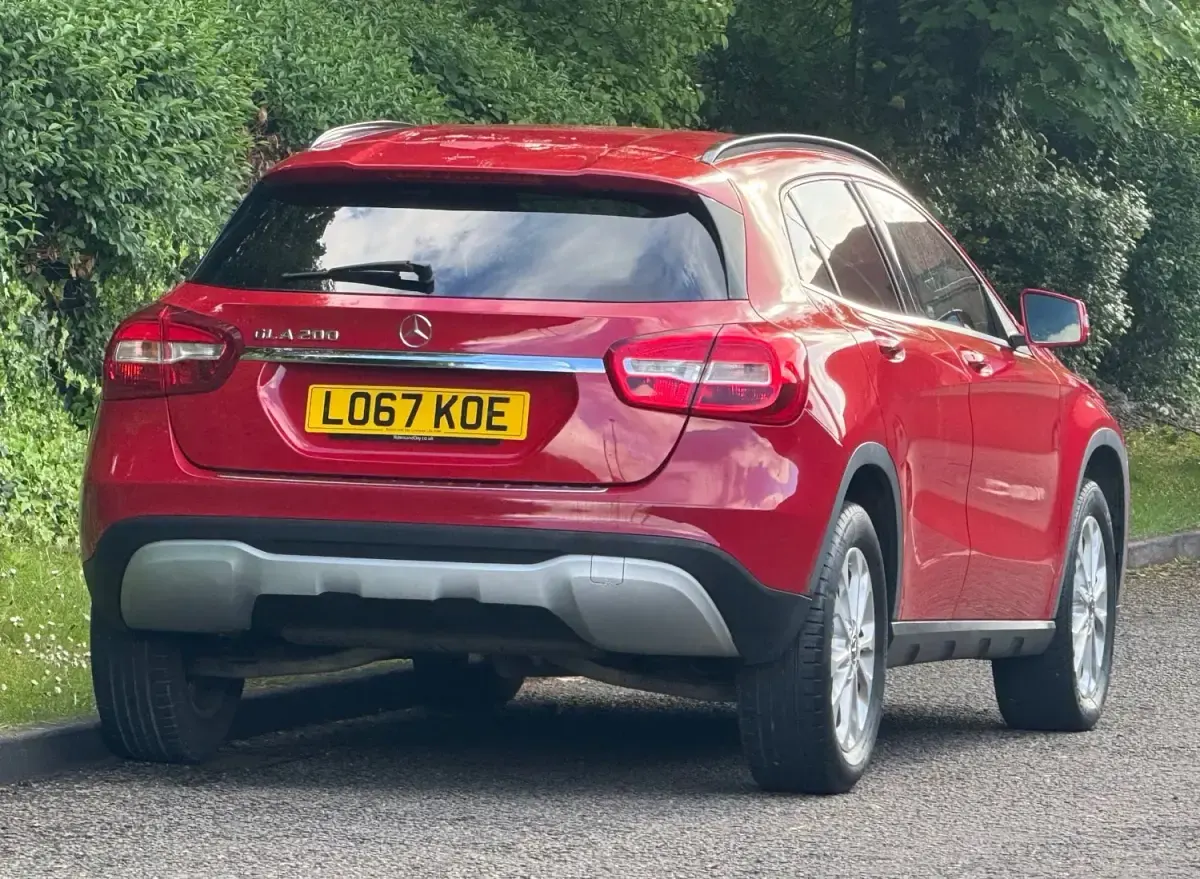 Käytetty Mercedes GLA200 SE 156 HP (114 kW) 2017 Punainen Katumaasturi