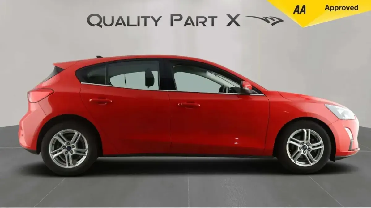 Begagnad Ford Focus Zetec 2021 Röd Halvkombi