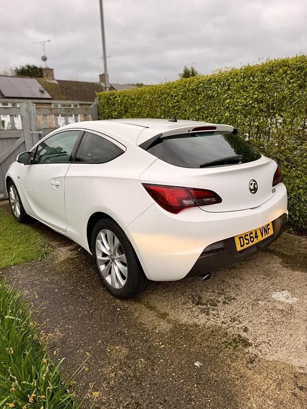 Used Vauxhall Astra GTC SRi 2014 White Coupe