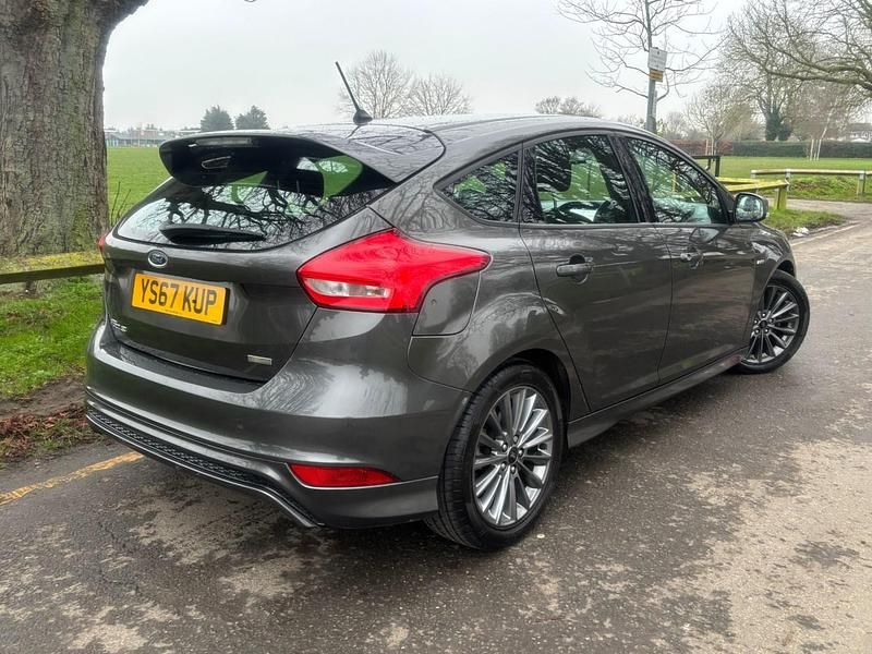 Used Ford Focus ST-Line 140 HP (102 kW) 2017 Grey Hatchback