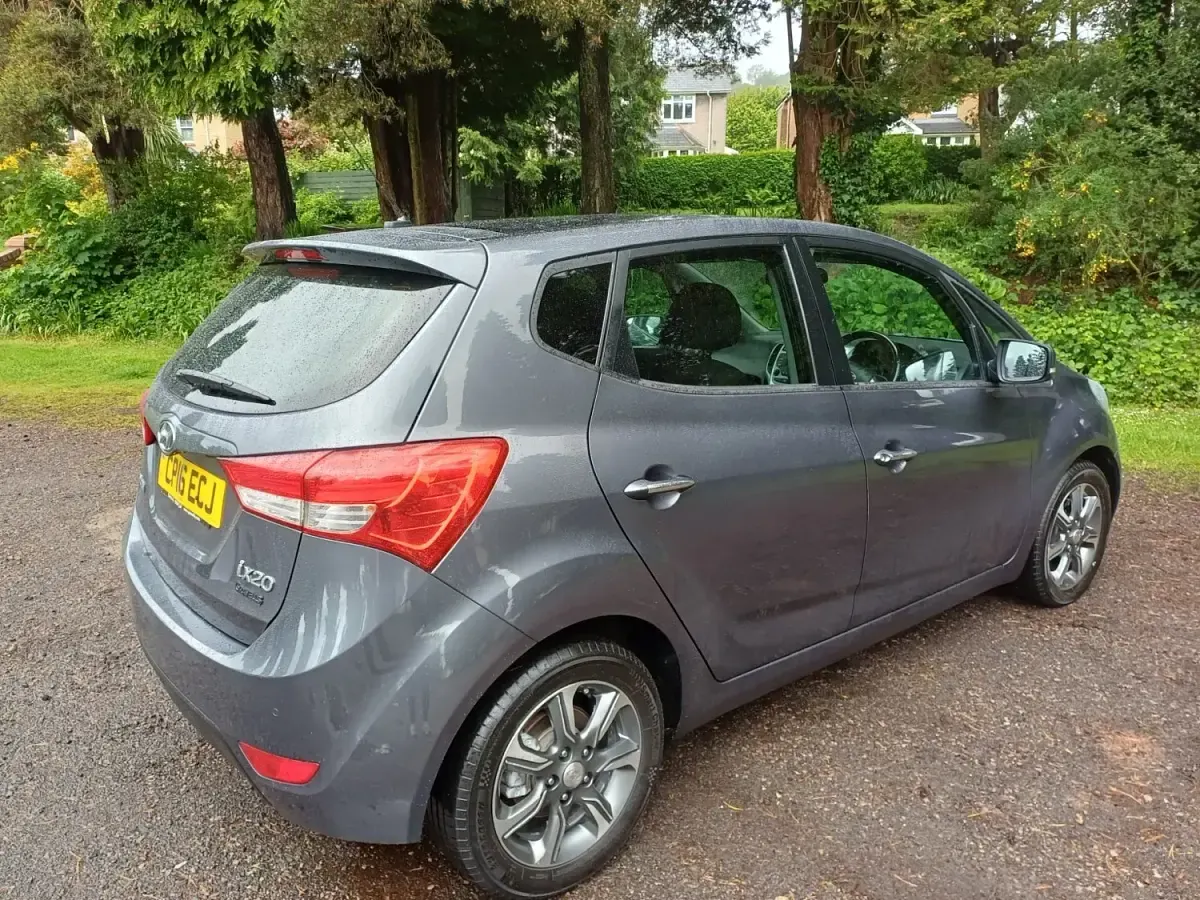 Usado Hyundai ix20 Premium 125 CV (91 kW) 2016 Gris Utilitario