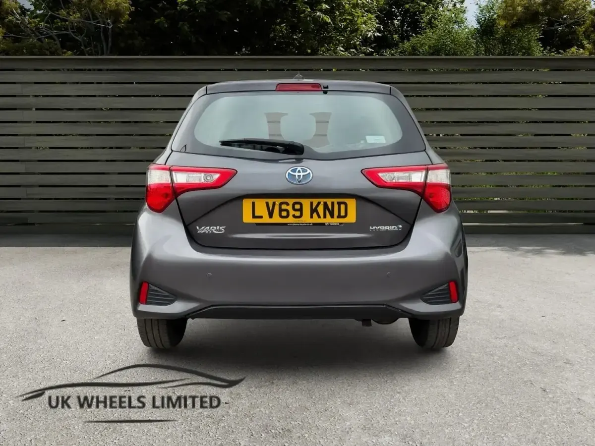 Used Toyota Yaris Hybrid 100 HP (73 kW) 2019 Grey Hatchback