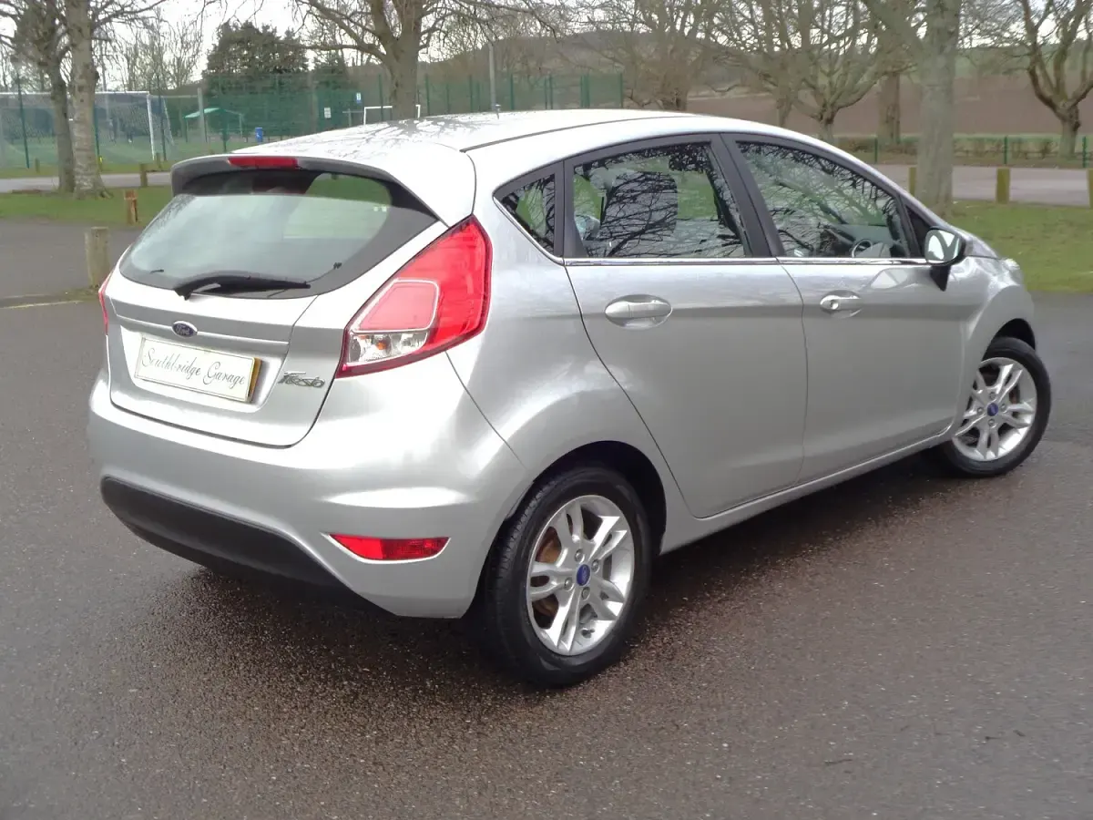 Używany Ford Fiesta Zetec 82 KM (60 kW) 2014 Srebrny Hatchback