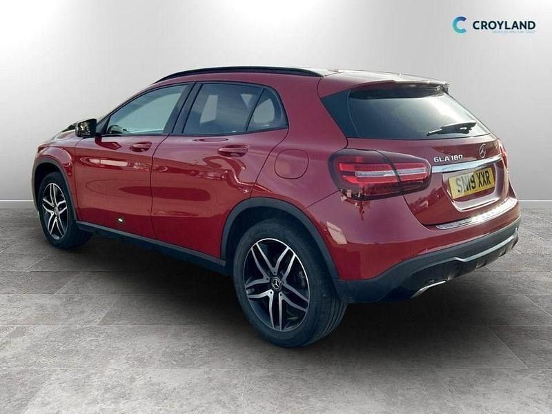 Used Mercedes GLA180 Urban 122 HP (89 kW) 2019 Red SUV