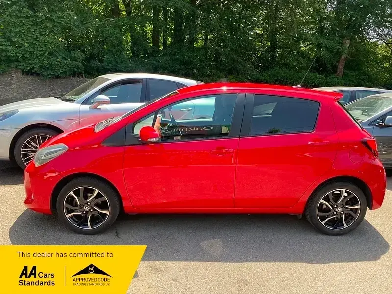 Used Toyota Yaris Sport 99 HP (72 kW) 2015 Red Hatchback