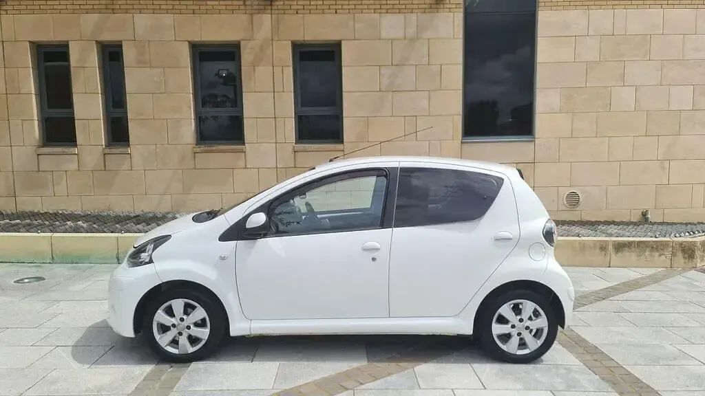 Used Toyota Aygo 68 HP (50 kW) 2013 White Hatchback