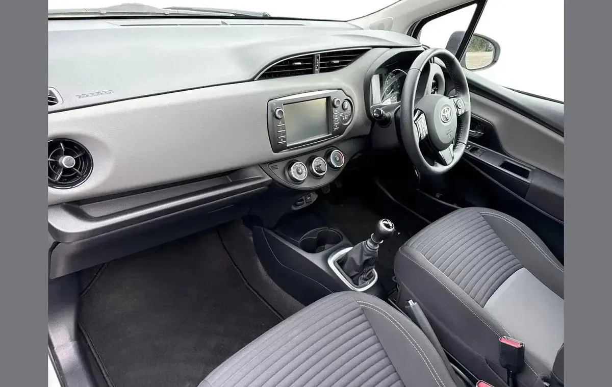 Used Toyota Yaris 109 HP (80 kW) 2019 White Hatchback
