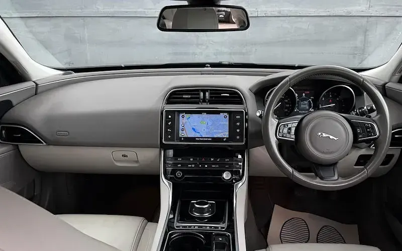 Used Jaguar XE Prestige 179 HP (131 kW) 2019 Sedan