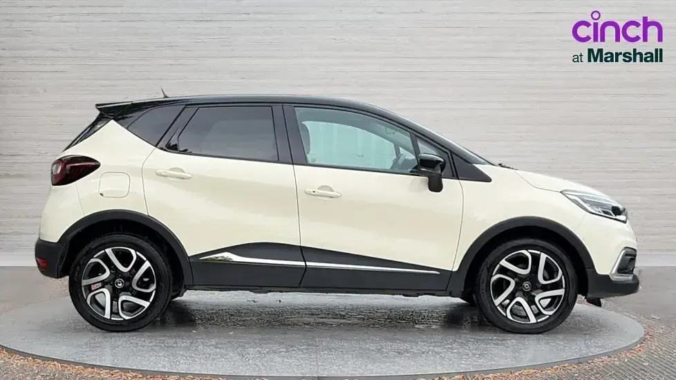 Used Renault Captur Dynamique 90 HP (66 kW) 2018 White SUV
