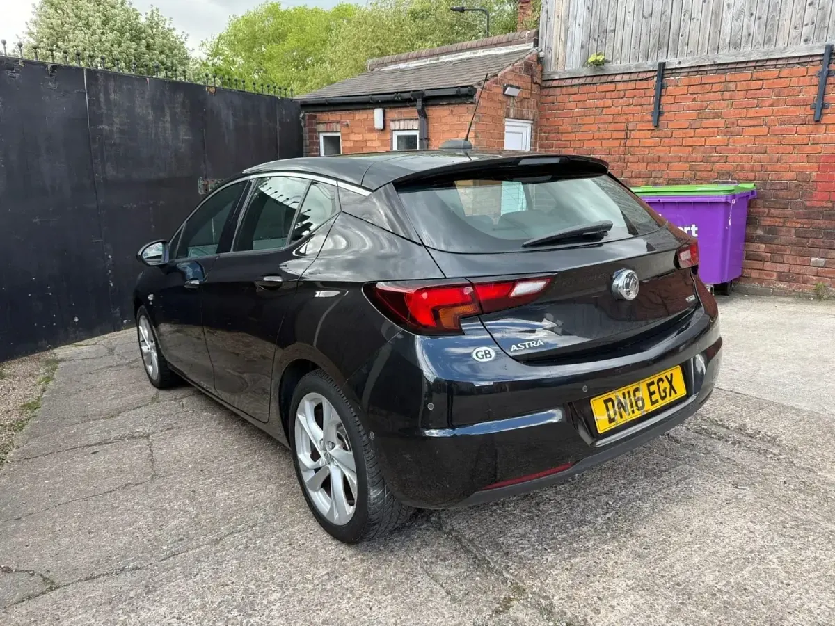 Second-hand Vauxhall Astra SRi 136 CP (100 kW) 2016 Negru Hatchback